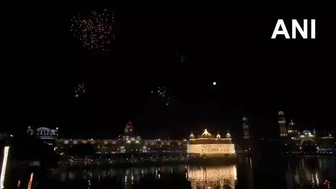 गुरु नानक जयंती पर स्वर्ण मंदिर में रोशनी का महोत्सव — झिलमिलाया अमृतसर का आसमान गुरु नानक जयंती पर स्वर्ण मंदिर में रोशनी का महोत्सव — झिलमिलाया अमृतसर का आसमान