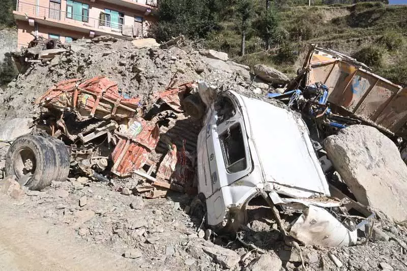 Himachal: विनाशकारी बाढ़ के 4 महीने बाद भी थुनाग खंडहरों में दबा हुआ है Himachal: विनाशकारी बाढ़ के 4 महीने बाद भी थुनाग खंडहरों में दबा हुआ है