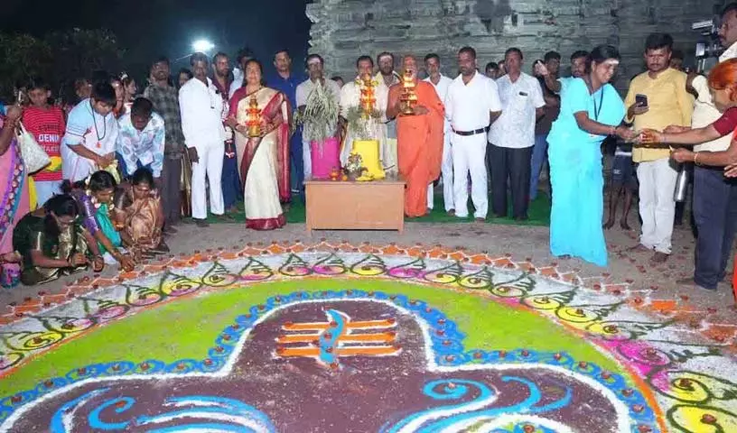 हजार स्तंभ मंदिर में कार्तिका पूर्णिमा समारोह आयोजित किया गया हजार स्तंभ मंदिर में कार्तिका पूर्णिमा समारोह आयोजित किया गया