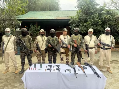 Manipur में हथियारों का बड़ा जखीरा बरामद, दो ड्रग तस्कर गिरफ्तार Manipur में हथियारों का बड़ा जखीरा बरामद, दो ड्रग तस्कर गिरफ्तार