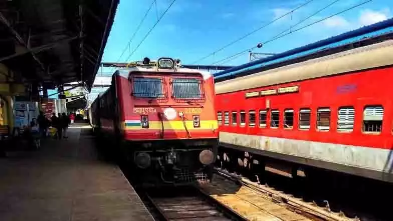Jhansi: अधिक दाम पर खाना देने पर विक्रेता ने यात्री की पिटाई की Jhansi: अधिक दाम पर खाना देने पर विक्रेता ने यात्री की पिटाई की