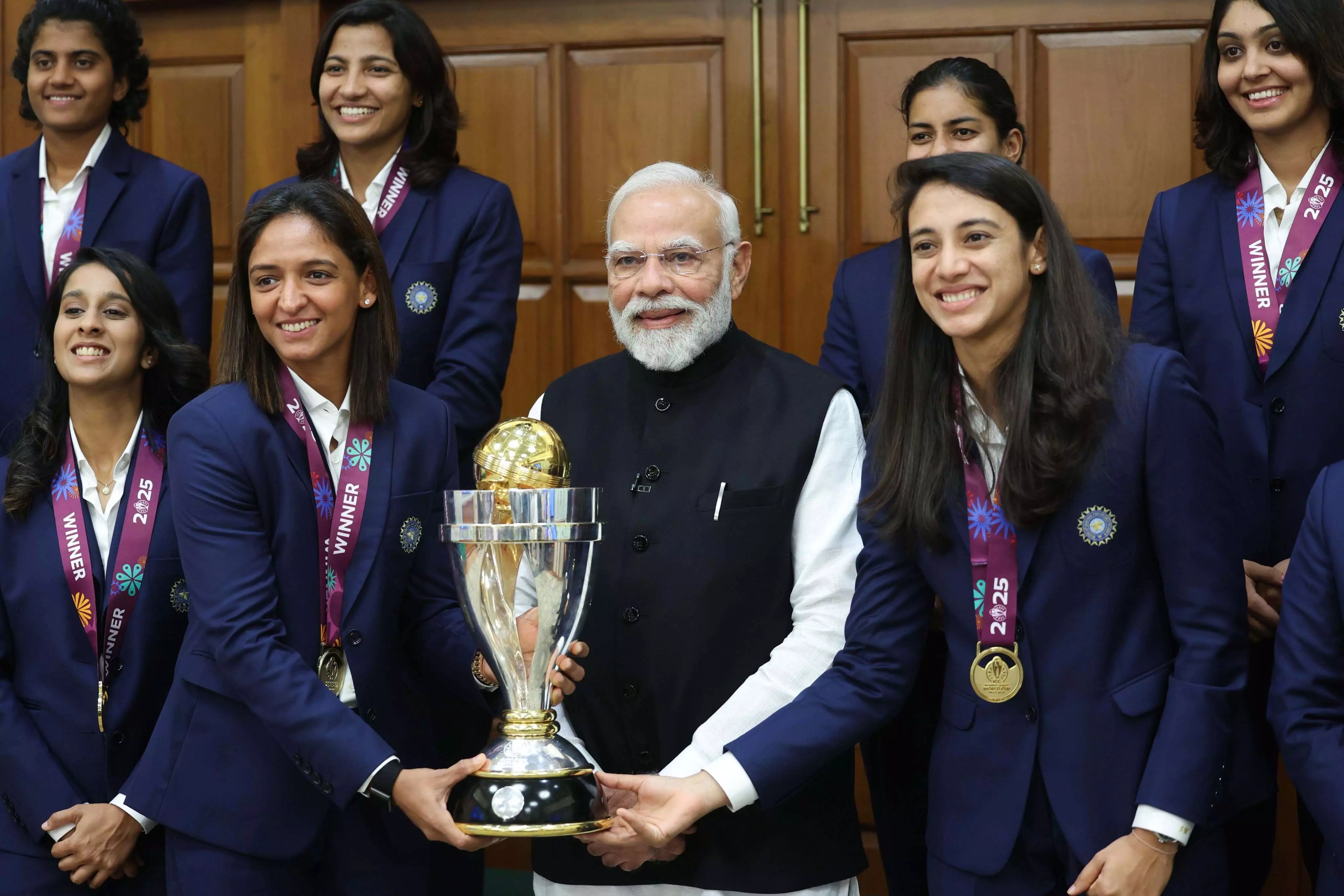 PM मोदी ने वर्ल्ड कप विजेता महिला क्रिकेट टीम का किया स्वागत PM मोदी ने वर्ल्ड कप विजेता महिला क्रिकेट टीम का किया स्वागत
