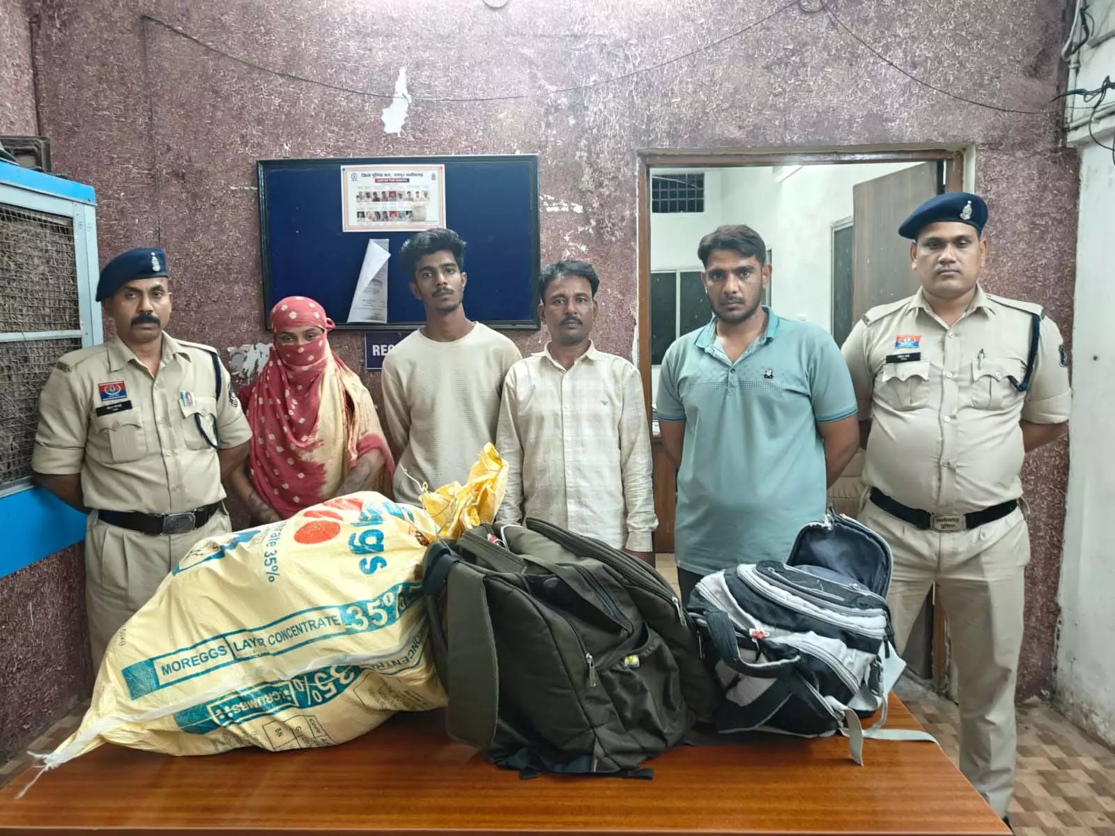ऑपरेशन निश्चय की बड़ी सफलता, गांजा तस्करी में हिस्ट्रीशीटर समेत 4 आरोपी गिरफ्तार ऑपरेशन निश्चय की बड़ी सफलता, गांजा तस्करी में हिस्ट्रीशीटर समेत 4 आरोपी गिरफ्तार