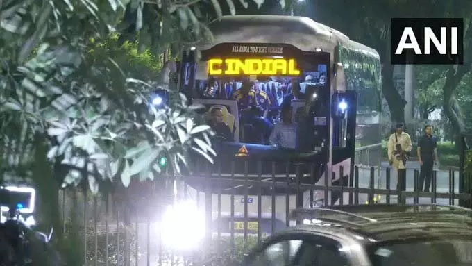 महिला क्रिकेट टीम मुलाकात के बाद हुई रवाना महिला क्रिकेट टीम मुलाकात के बाद हुई रवाना