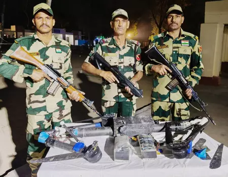 BSF ने तस्करी के प्रयासों को किया नाकाम, क्वाडकॉप्टर और हेरोइन बरामद BSF ने तस्करी के प्रयासों को किया नाकाम, क्वाडकॉप्टर और हेरोइन बरामद
