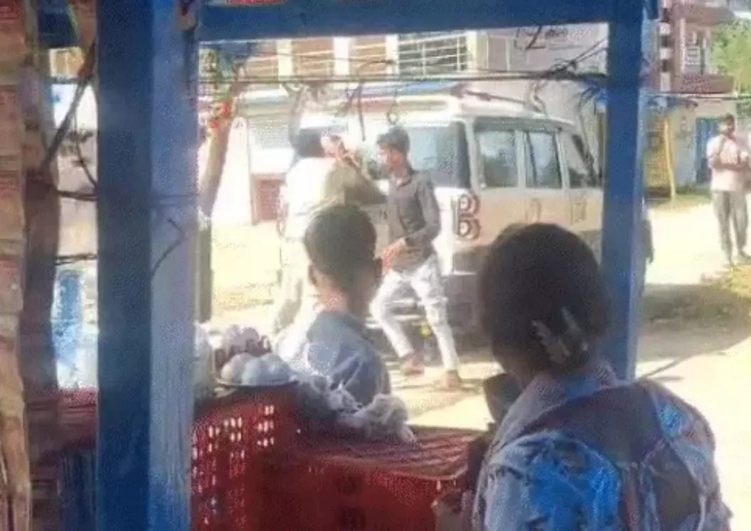 आबकारी SI ने चना-बादाम बेचने वाले को सड़क पर पटका, देखें VIDEO... आबकारी SI ने चना-बादाम बेचने वाले को सड़क पर पटका, देखें VIDEO...