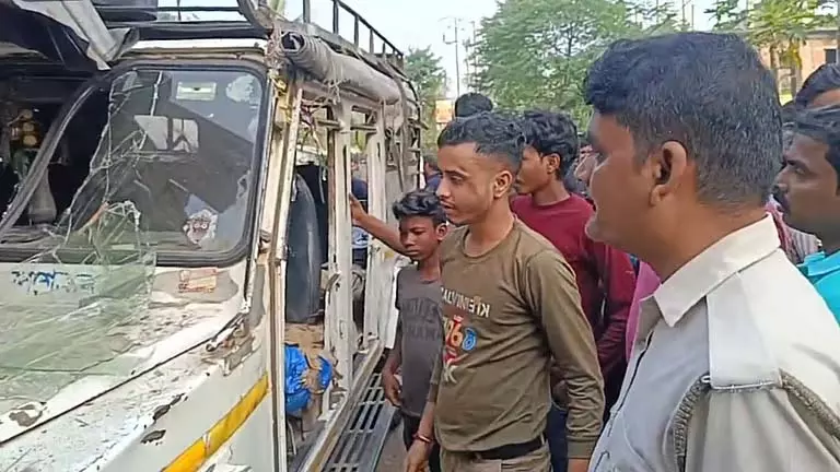लापरवाह ट्रक चालक ने दुकान में टक्कर मारी, कार कई मोड़ों पर घूमी लापरवाह ट्रक चालक ने दुकान में टक्कर मारी, कार कई मोड़ों पर घूमी