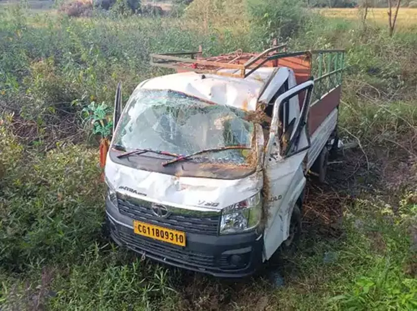CG: पिकनिक से लौट रहे युवकों की गाड़ी पलटी, 7 घायल, 3 की हालत गंभीर CG: पिकनिक से लौट रहे युवकों की गाड़ी पलटी, 7 घायल, 3 की हालत गंभीर