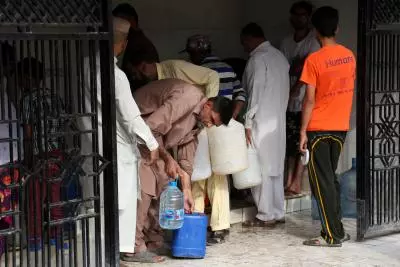 Pakistan में जल संकट, लाखों लोग जीवनयापन के लिए संघर्षरत Pakistan में जल संकट, लाखों लोग जीवनयापन के लिए संघर्षरत