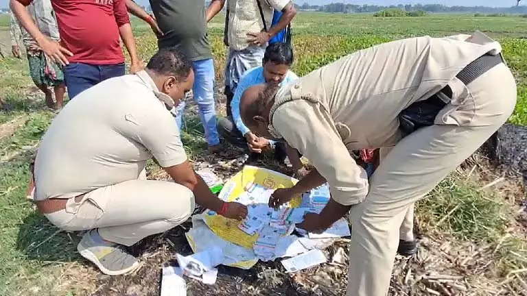 SIR फॉर्म वितरण के दौरान जलाशयों से आधार कार्ड के बंडल बरामद SIR फॉर्म वितरण के दौरान जलाशयों से आधार कार्ड के बंडल बरामद
