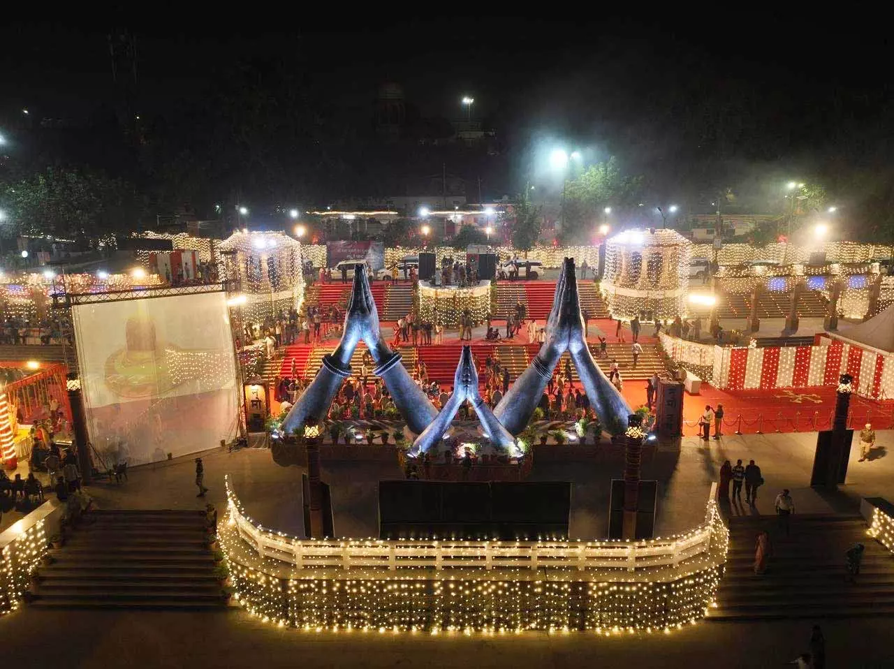 हर-हर महादेव! बाबा विश्वनाथ की नगरी दीपों से नहाई, गूंजी हर-हर महादेव की गूंज हर-हर महादेव! बाबा विश्वनाथ की नगरी दीपों से नहाई, गूंजी हर-हर महादेव की गूंज