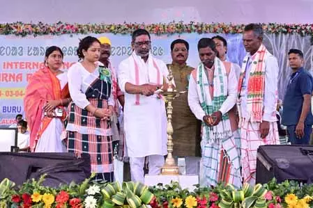 लुगूबुरु पहाड़ी पर अंतरराष्ट्रीय संथाल आदिवासी धर्म महासम्मेलन में उमड़ा आस्था का सैलाब लुगूबुरु पहाड़ी पर अंतरराष्ट्रीय संथाल आदिवासी धर्म महासम्मेलन में उमड़ा आस्था का सैलाब