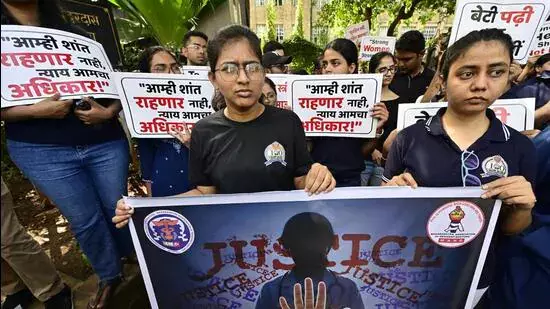 Satara doctor की मौत की जांच के लिए एसआईटी गठन पर राज्य सरकार की सहमति के बाद डॉक्टरों ने हड़ताल वापस ली Satara doctor की मौत की जांच के लिए एसआईटी गठन पर राज्य सरकार की सहमति के बाद डॉक्टरों ने हड़ताल वापस ली