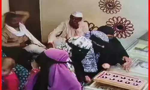 पलक झपकते ही हाथ की सफाई , CCTV फुटेज वायरल!