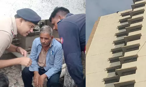 पुलिस और फायर ब्रिगेड ने मलाड में 22वीं मंजिल से आत्महत्या का प्रयास कर रहे व्यक्ति को बचाया पुलिस और फायर ब्रिगेड ने मलाड में 22वीं मंजिल से आत्महत्या का प्रयास कर रहे व्यक्ति को बचाया