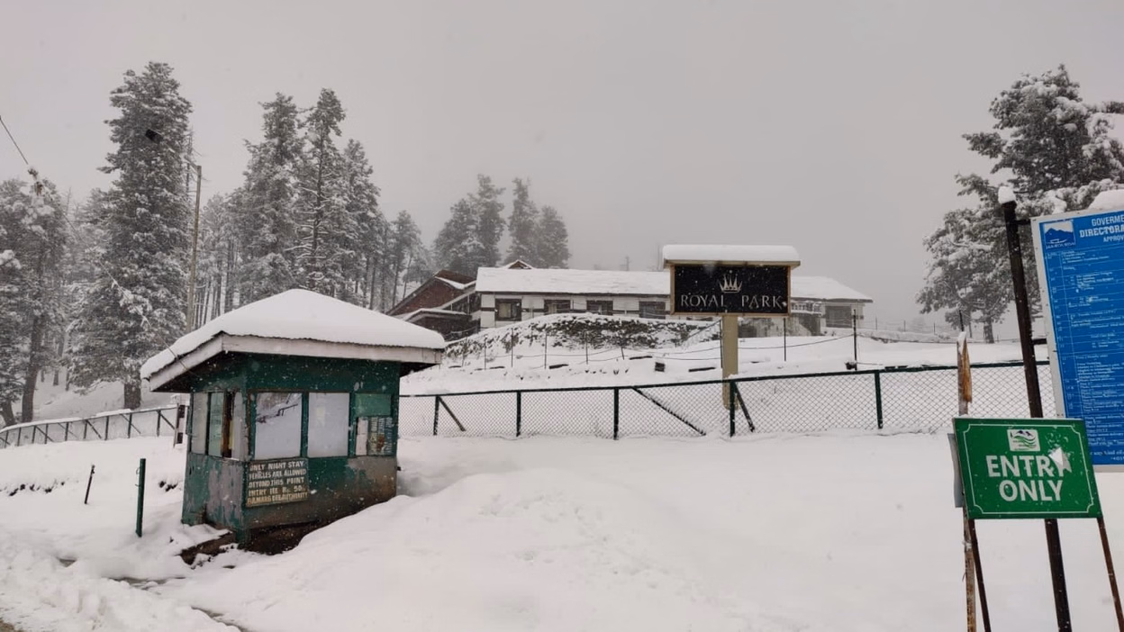 Srinagar: पहाड़ों पर बर्फबारी, घाटी में बारिश से गिरा तापमान Srinagar: पहाड़ों पर बर्फबारी, घाटी में बारिश से गिरा तापमान