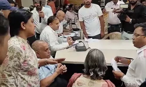 व्हीलचेयर पर बैठे DAVV के पूर्व वाइस चांसलर ने बेटे और बहू पर दुर्व्यवहार का आरोप लगाया