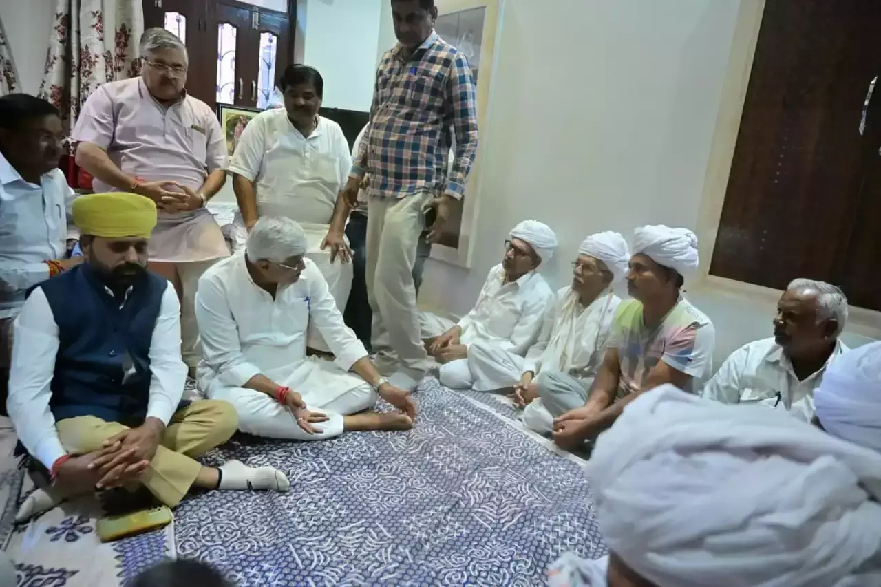 Jodhpur: मतोड़ा हादसे के शोक में डूबे परिवारों से मिले शेखावत Jodhpur: मतोड़ा हादसे के शोक में डूबे परिवारों से मिले शेखावत