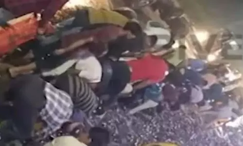 Odisha : मयूरभंज में पिकअप वैन पलटने से मछलियों की सामूहिक लूट की खबर वायरल Odisha : मयूरभंज में पिकअप वैन पलटने से मछलियों की सामूहिक लूट की खबर वायरल