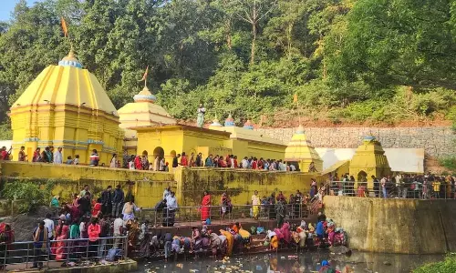 Odisha : जल निकायों में छोटी नावों के साथ कार्तिक पूर्णिमा मनाई जाती है Odisha : जल निकायों में छोटी नावों के साथ कार्तिक पूर्णिमा मनाई जाती है
