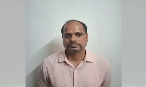 Odisha : रेवेन्यू इंस्पेक्टर को 60,000 रुपये की रिश्वत लेते हुए रंगे हाथों पकड़ा गया Odisha : रेवेन्यू इंस्पेक्टर को 60,000 रुपये की रिश्वत लेते हुए रंगे हाथों पकड़ा गया