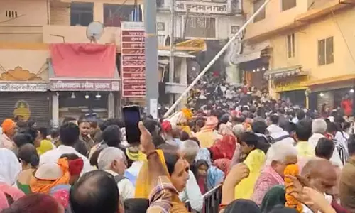 कार्तिक पूर्णिमा पर हनुमान गढ़ी मंदिर में लगा भक्तों का तांता, श्रद्धालुओं पर की गई पुष्प वर्षा