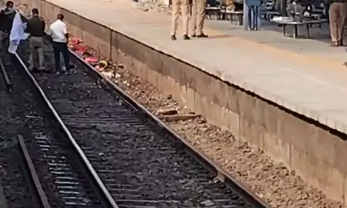 4 की मौत, रेलवे स्टेशन पर बड़ा हादसा, VIDEO 4 की मौत, रेलवे स्टेशन पर बड़ा हादसा, VIDEO