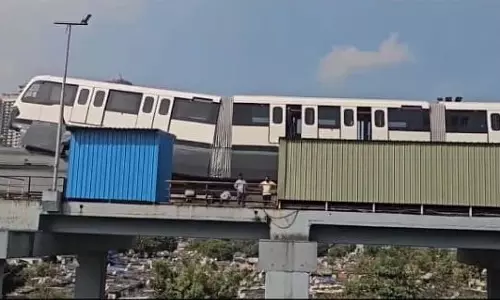 मुंबई में वडाला में टेस्ट रन के दौरान मोनोरेल झुक गई; अंदर कोई यात्री नहीं था मुंबई में वडाला में टेस्ट रन के दौरान मोनोरेल झुक गई; अंदर कोई यात्री नहीं था