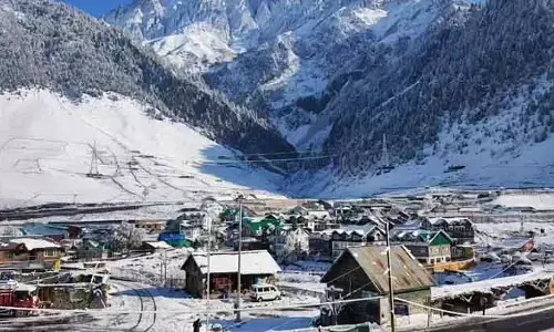 ज़ोजिला और सोनमर्ग में भारी बर्फबारी के बाद श्रीनगर-लेह राजमार्ग बंद