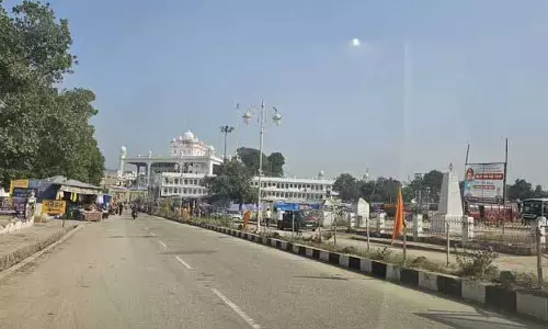 Guru के कार्यक्रम के निकट आने के साथ पवित्र शहर के कायाकल्प के लिए समय के विरुद्ध दौड़ Guru के कार्यक्रम के निकट आने के साथ पवित्र शहर के कायाकल्प के लिए समय के विरुद्ध दौड़