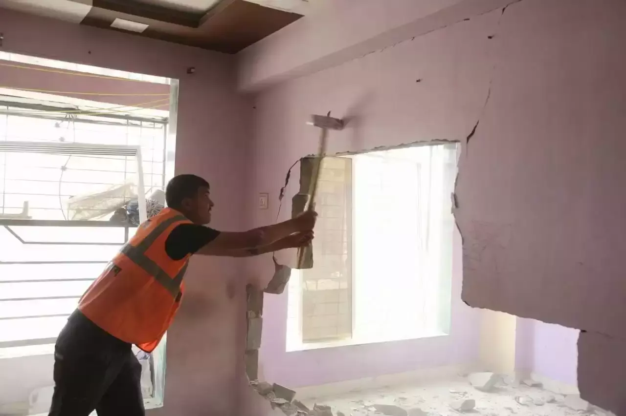 Thane: दिवा में अवैध निर्माण पर कार्रवाई तेज, 5 इमारतें खाली कराईं गईं Thane: दिवा में अवैध निर्माण पर कार्रवाई तेज, 5 इमारतें खाली कराईं गईं