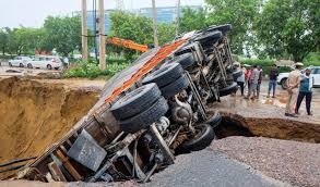 Truck की टक्कर से गुरुग्राम के एसपीआर पर 6 घंटे तक जाम लगा रहा