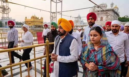 CM Mann ने स्वर्ण मंदिर का दौरा किया, केंद्र से करतारपुर कॉरिडोर फिर से खोलने का आग्रह किया