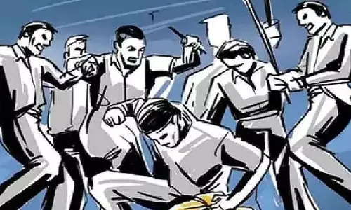 बदतमीजी का विरोध, 10 दबंगों ने लड़की के परिजनों को पीटा