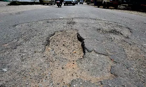 सड़क पर गड्ढे, कचरे की समस्या: बीजेपी प्रतिनिधियों ने सरकार के खिलाफ अभियान चलाया सड़क पर गड्ढे, कचरे की समस्या: बीजेपी प्रतिनिधियों ने सरकार के खिलाफ अभियान चलाया