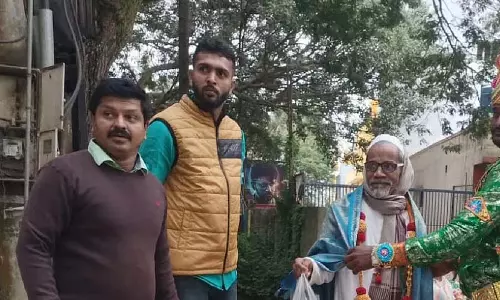 Anekal : सड़क पर कचरा फैलाने वालों को मौके पर ही सम्मानित किया गया Anekal : सड़क पर कचरा फैलाने वालों को मौके पर ही सम्मानित किया गया