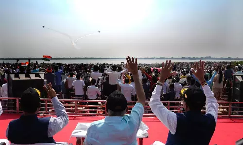 उपराष्ट्रपति सीपी राधाकृष्णन ने रायपुर में एयर शो का लिया आनंद उपराष्ट्रपति सीपी राधाकृष्णन ने रायपुर में एयर शो का लिया आनंद