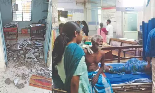 तंजावुर ग्राम कार्यालय की छत गिरने से VAO सहित तीन लोग घायल तंजावुर ग्राम कार्यालय की छत गिरने से VAO सहित तीन लोग घायल