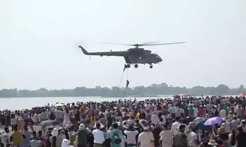 CM साय ने सूर्यकिरण एयरोबेटिक डिस्प्ले देखकर जवानों की तारीफ की CM साय ने सूर्यकिरण एयरोबेटिक डिस्प्ले देखकर जवानों की तारीफ की