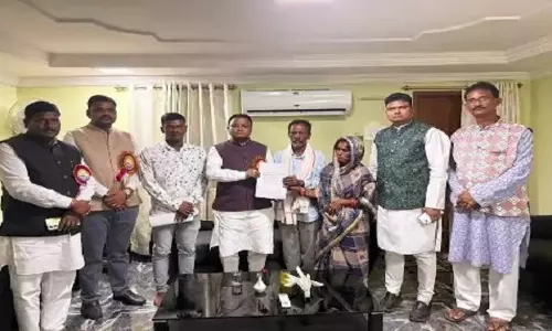 सूडान में बंधक बनाए गए ओडिया व्यक्ति के माता-पिता ने CM से मुलाकात की, बचाव का आग्रह किया