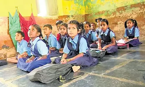 स्कूल का क्लासरूम और ग्राम पंचायत का ऑफिस एक ही बिल्डिंग में; छात्रों का भविष्य अनिश्चित स्कूल का क्लासरूम और ग्राम पंचायत का ऑफिस एक ही बिल्डिंग में; छात्रों का भविष्य अनिश्चित