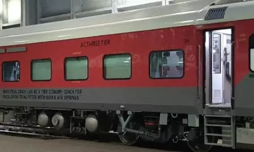 AC कोच के बिना दौड़ी ट्रेन, यात्रियों के हंगामे से रेलवे में मचा हड़कंप