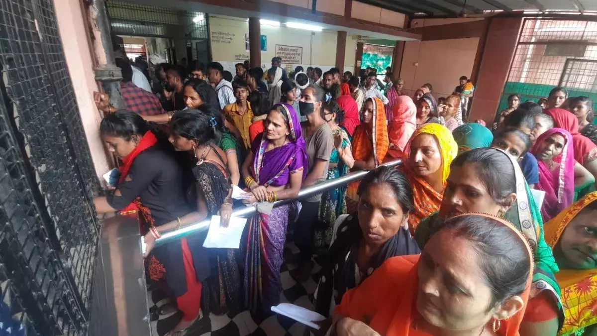 Bareilly: पर्चा काउंटर पर अव्यवस्था के बीच जिला अस्पताल में मरीजों की भीड़