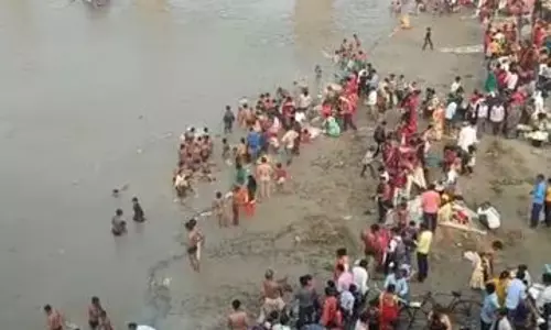 Bareilly: रामगंगा में डुबकी लगाकर श्रद्धालुओं ने मनाया चौबारी मेला