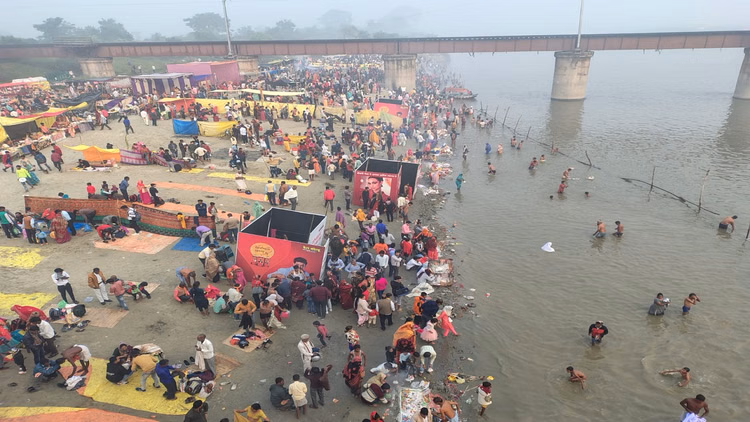 Bareilly: कार्तिक पूर्णिमा पर श्रद्धालुओं ने गंगा स्नान किया, चौबारी मेला में भव्य आयोजन