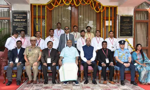उपराष्ट्रपति ने रायपुर राजभवन परिवार के साथ कराई फोटोग्राफी उपराष्ट्रपति ने रायपुर राजभवन परिवार के साथ कराई फोटोग्राफी