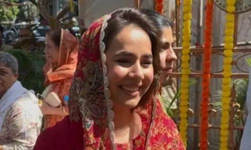 पंजाबी पॉप आइकन सुनंदा शर्मा मुंबई में गुरुनानक जयंती मनाते हुए देखी गईं पंजाबी पॉप आइकन सुनंदा शर्मा मुंबई में गुरुनानक जयंती मनाते हुए देखी गईं