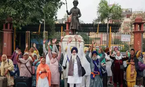 Guru Nanak Jayanti पर 14 भारतीय हिंदुओं को पाकिस्तान में प्रवेश से रोका गया Guru Nanak Jayanti पर 14 भारतीय हिंदुओं को पाकिस्तान में प्रवेश से रोका गया