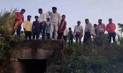 Boudh में 15 फुट ऊंचे पुल से गिरकर युवक की मौत Boudh में 15 फुट ऊंचे पुल से गिरकर युवक की मौत