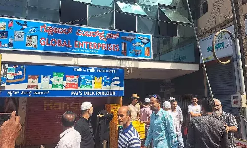 धोखाधड़ी का शक; लोग दुकान के सामने विरोध प्रदर्शन कर रहे है